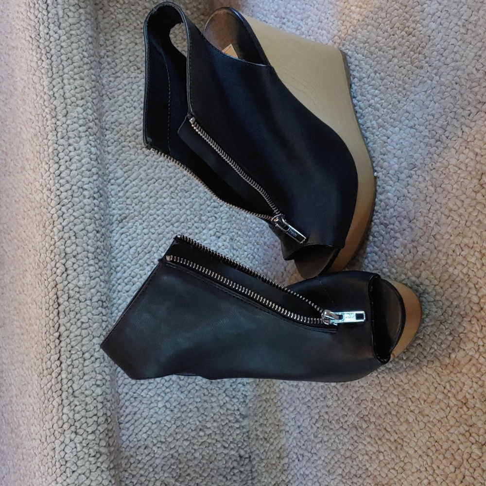 WMS 6 Med Vera Wang Simply Vera Wedge